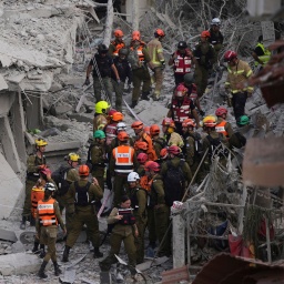Israelische Sicherheitskräfte inspizieren zerstörte Häuser, die von einer aus dem Iran abgefeuerten Rakete getroffen wurden.
