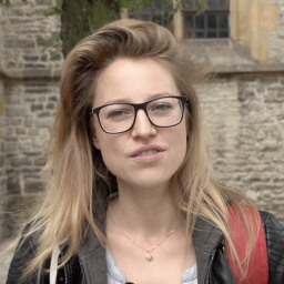 STRG_F-Reporterin Patrizia Schlosser bei ihrer Recherche zum Thema Spannervideos.