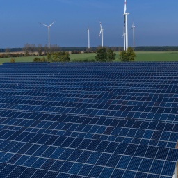 Windkraft, Photovoltaik und Biomasse auf einem Feld