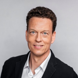 Literaturhistoriker Tilmann Lahme lächelt in die Kamera.